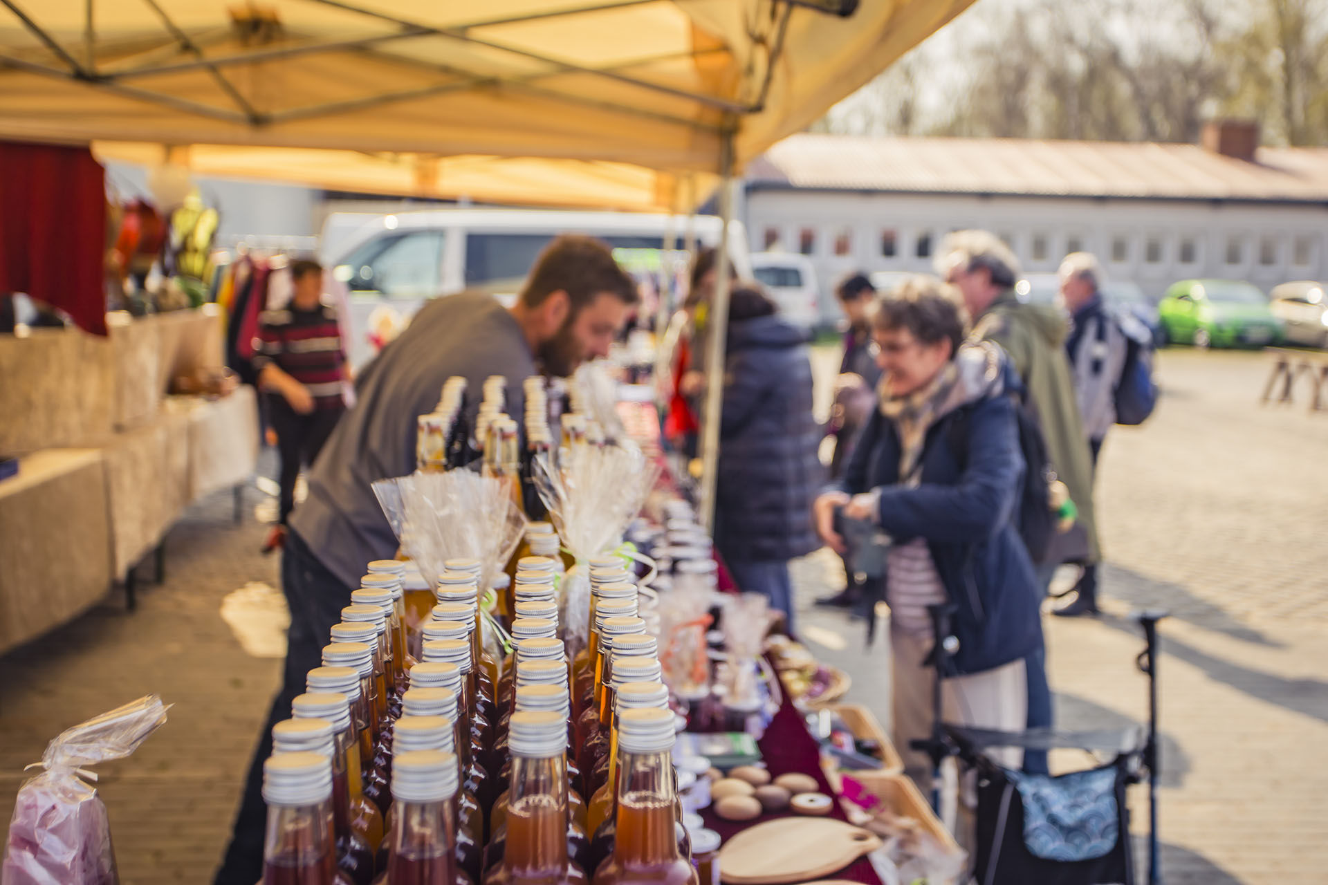 Verschiedene Getränke und andere Produkte an einem Stand auf dem Fischmarkt in Freest